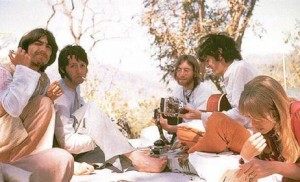 Na Índia com os Beatles e contribuições para algumas de suas músicas.