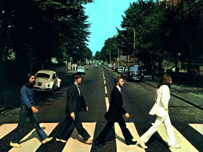 A cada do álbum Abbey Road: quinta de seis fotos tiradas no dia 8 de agosto de 1969.