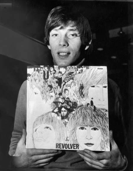Klaus Voormann em 1966 e a versão final da capa de Revolver.