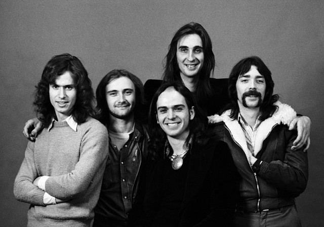 Nos anos 70, cabeludo, com o Genesis. Baterista, assumiu o vocal com a saída de Peter Gabriel.