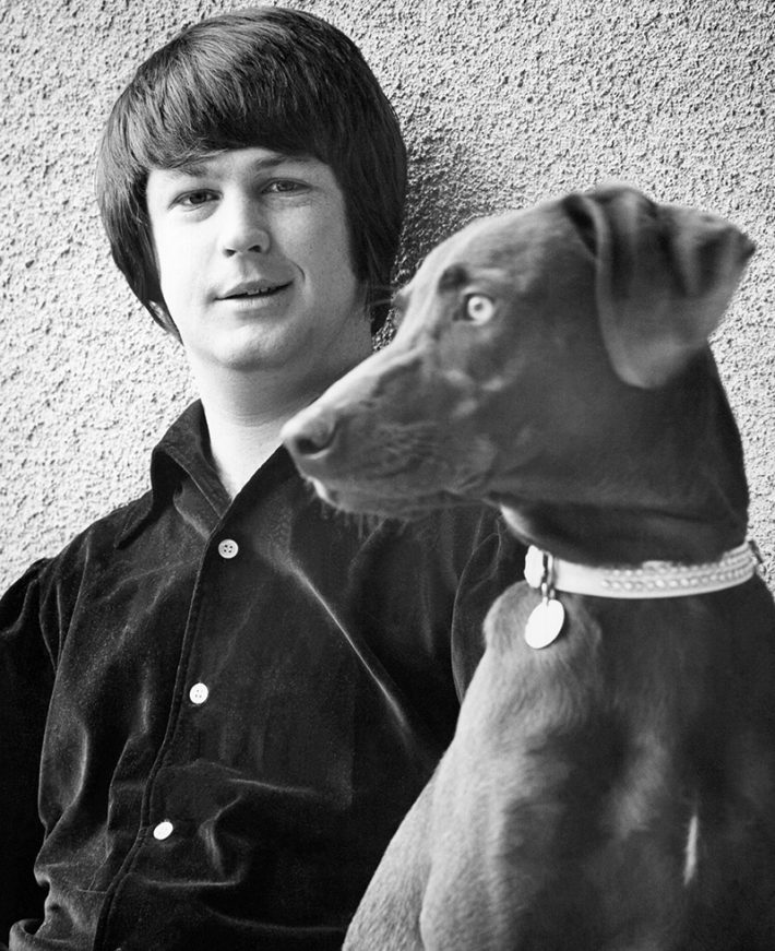 Brian Wilson em 1966: surdo do ouvido direito, diagnóstico de esquizofrenia e mergulhado no LSD.