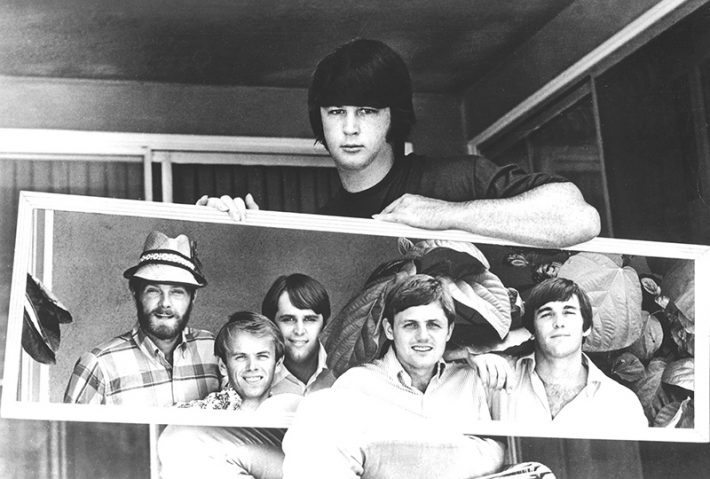 Brian Wilson e os Beach Boys em 1966, durante a fase de criação do álbum Pet Sounds.