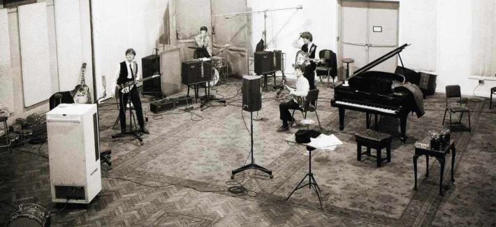 Os Beatles em 1964, durante as gravações do álbum A Hard Day's Niaght, nos estúdios de Abbey Road.