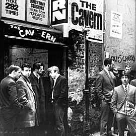 Fachada do Cavern Club, em Liverpool, no início dos anos 60.