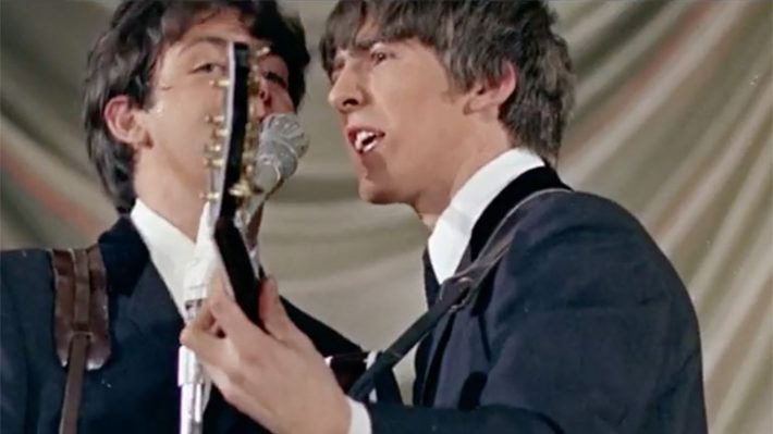Paul McCartney e George Harrison durante apresentação dos Beatles no Ed Sullivan Show, em Nova York, em 9 de fevereiro de 1964.