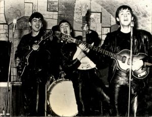 Os Beatles, ainda com Pete Best na bateria, tocando no Cavern Club, onde se apresentaram xxx vezes.