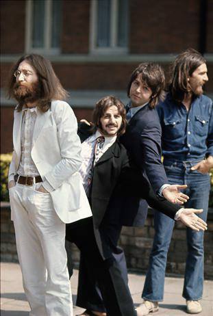 Linda McCartney também fotografou os Beatles antes das fotos de MacMillan. Na bolsa em frente a John Lennon as inicias LLE, de Linda Louise Eastman, seu nome de solteira.