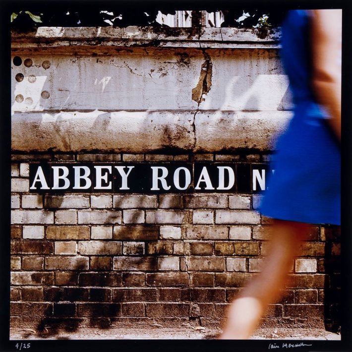 A foto da contracapa, feita na esquina da Abbey Road com a Alexandra ......