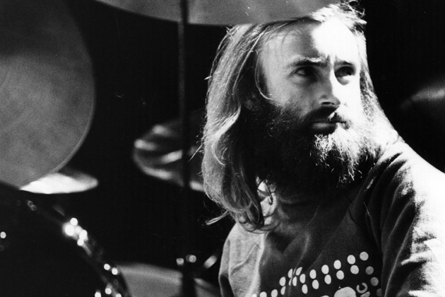 Phil Collins nos anos 70, quando era o baterista do Genesis...