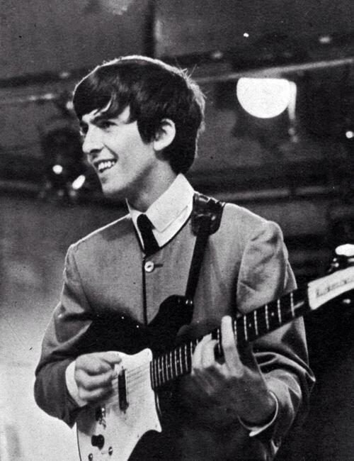 George Harrison com a Guitarra Rickenbacker 425 comprada em 1963, por US$ 400, em Illinois.