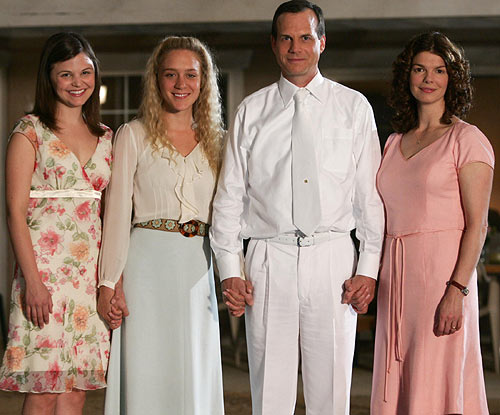 Bill Paxton, como o Bill, de Big Love, com suas esposas. Crédito: Divulgação