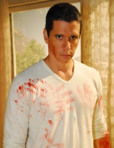 Maurício (Márcio Garcia) banhado em sangue, após matar dois personagens com um abridor de cartas. Foto: Divulgação